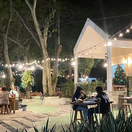 Rain Tree Cafe & Homestay 乌泰他尼府 外观 照片