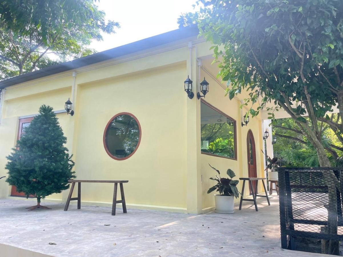 Rain Tree Cafe & Homestay 乌泰他尼府 外观 照片
