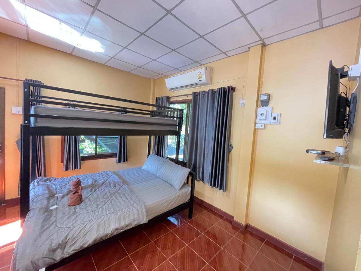 Rain Tree Cafe & Homestay 乌泰他尼府 外观 照片