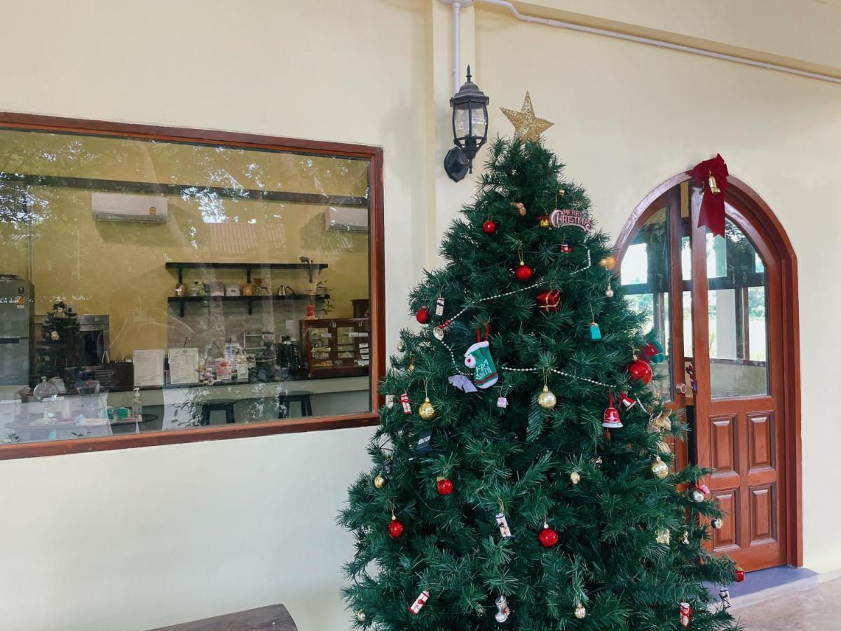 Rain Tree Cafe & Homestay 乌泰他尼府 外观 照片