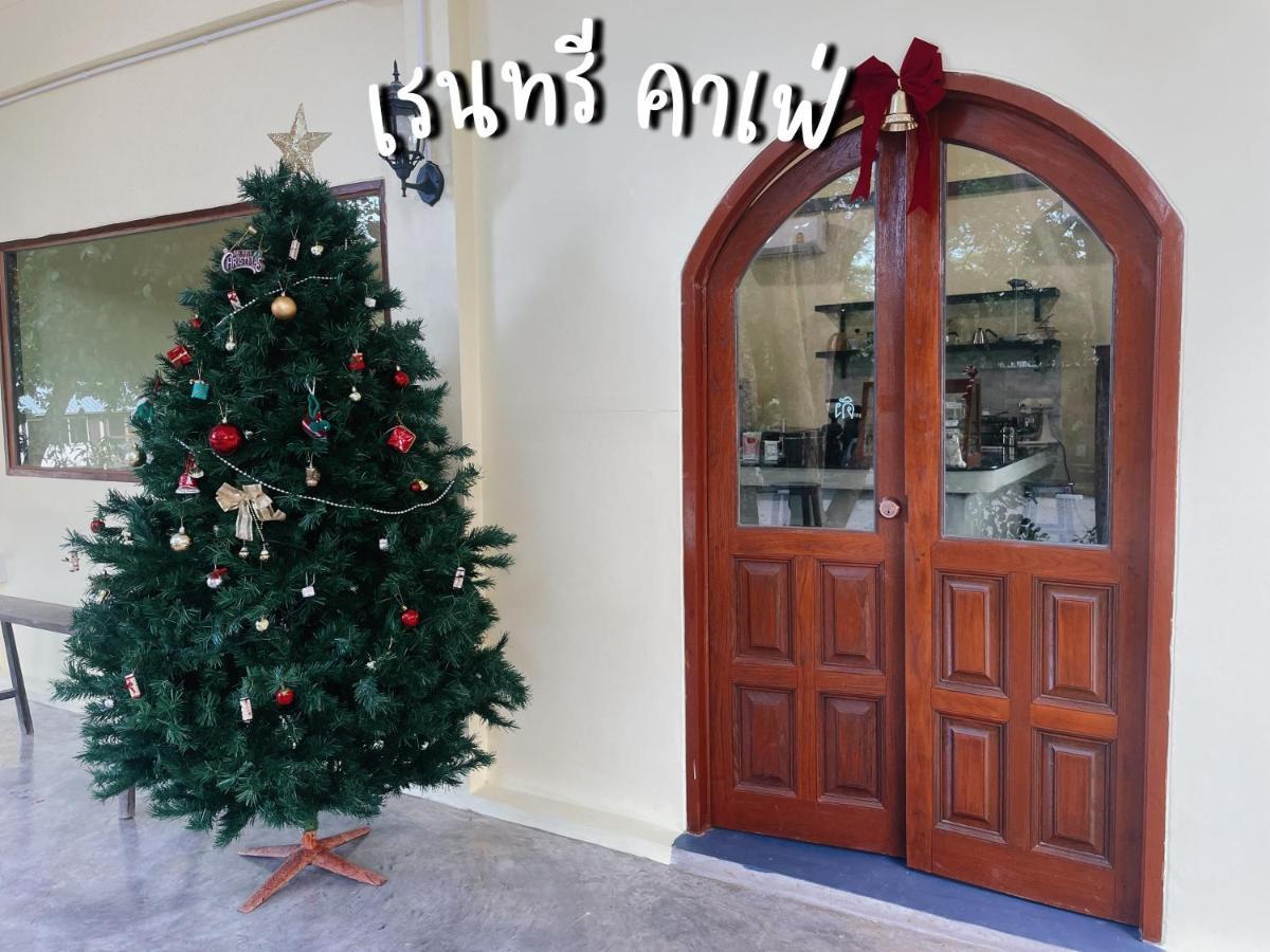 Rain Tree Cafe & Homestay 乌泰他尼府 外观 照片