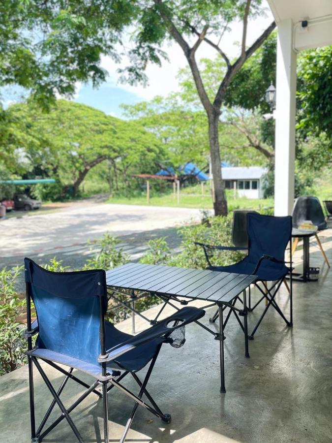 Rain Tree Cafe & Homestay 乌泰他尼府 外观 照片