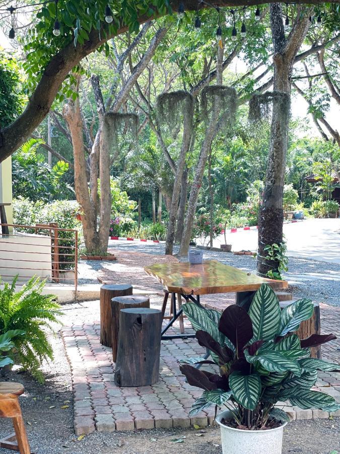 Rain Tree Cafe & Homestay 乌泰他尼府 外观 照片
