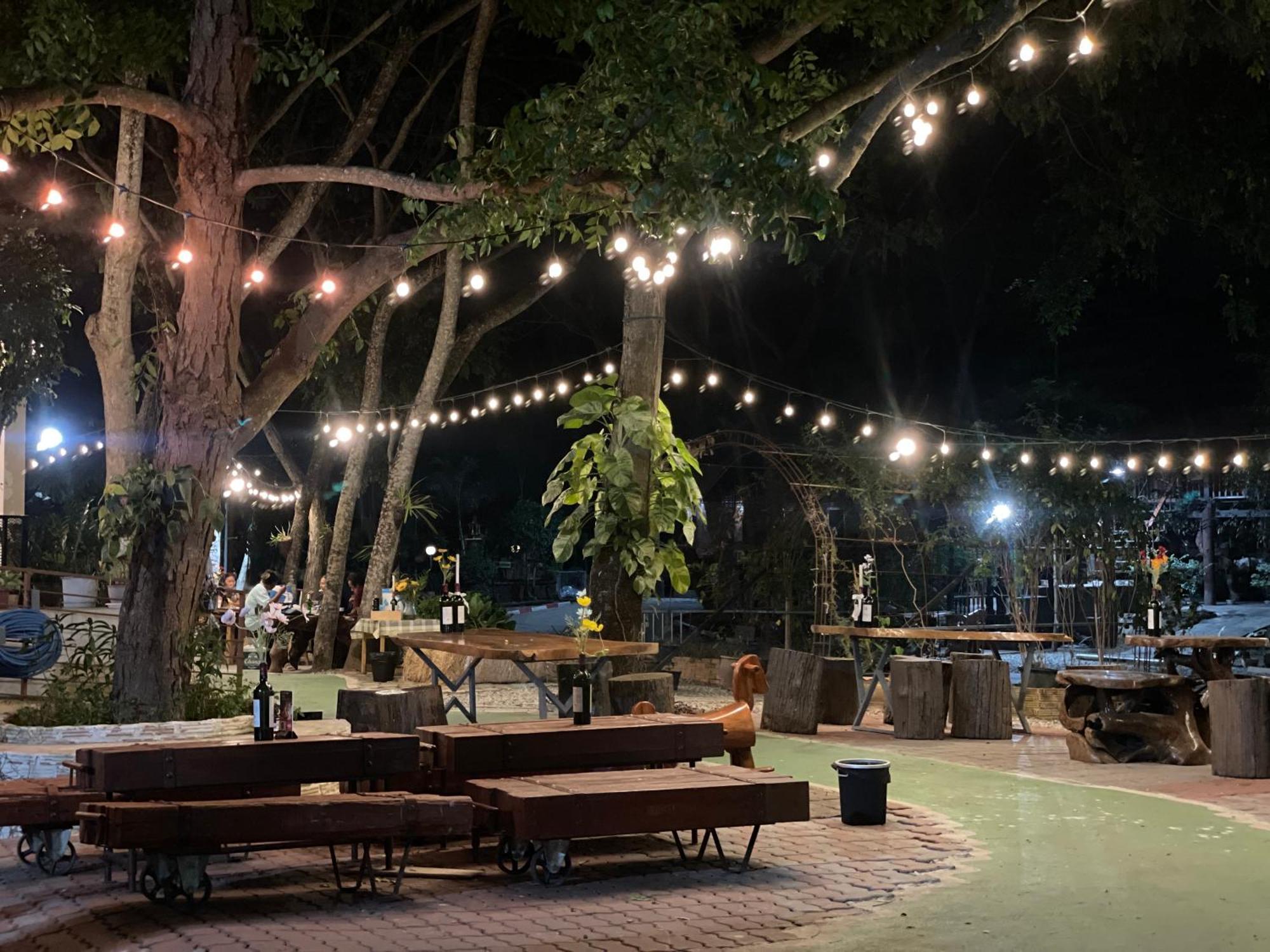 Rain Tree Cafe & Homestay 乌泰他尼府 外观 照片