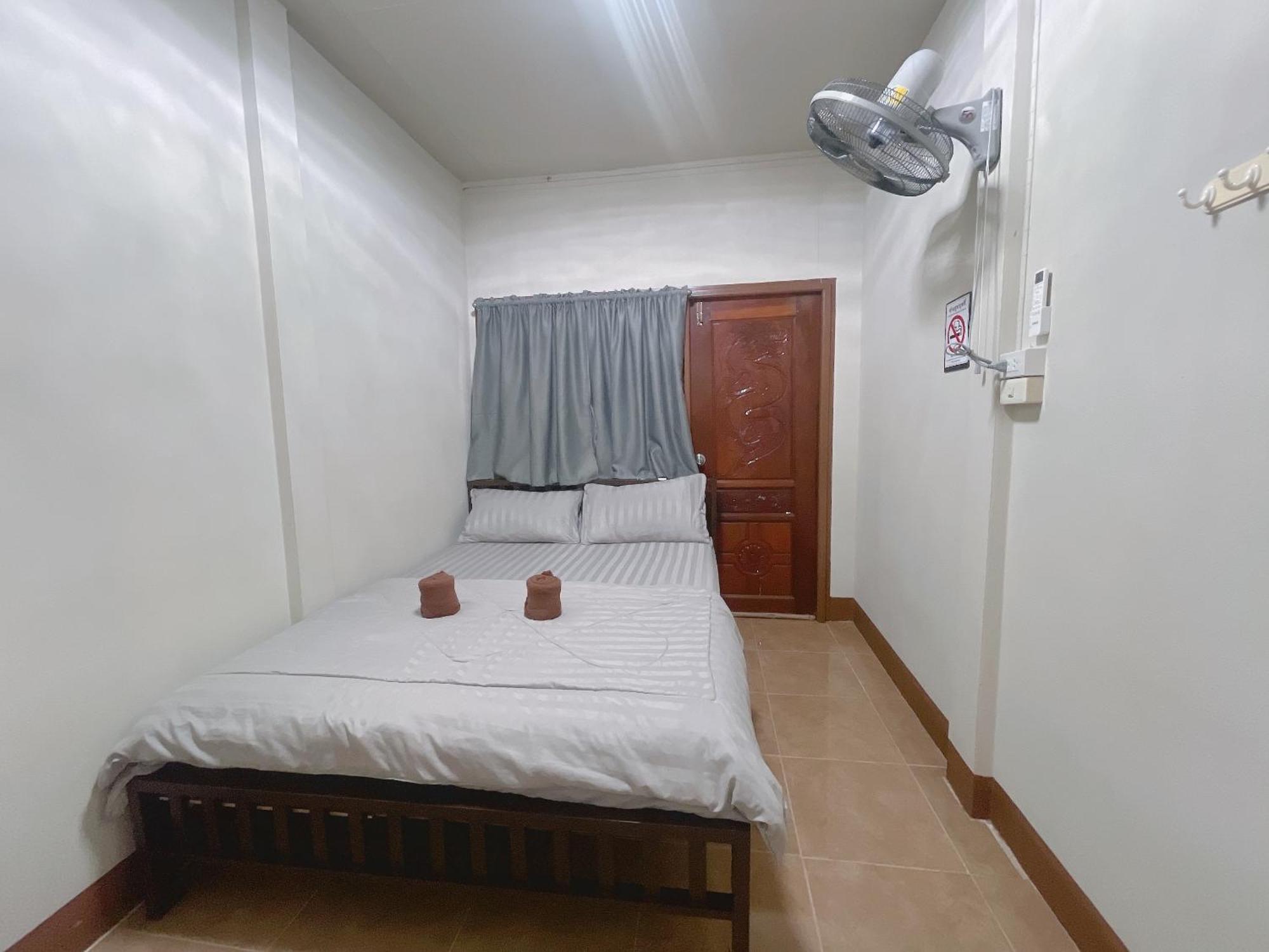 Rain Tree Cafe & Homestay 乌泰他尼府 外观 照片