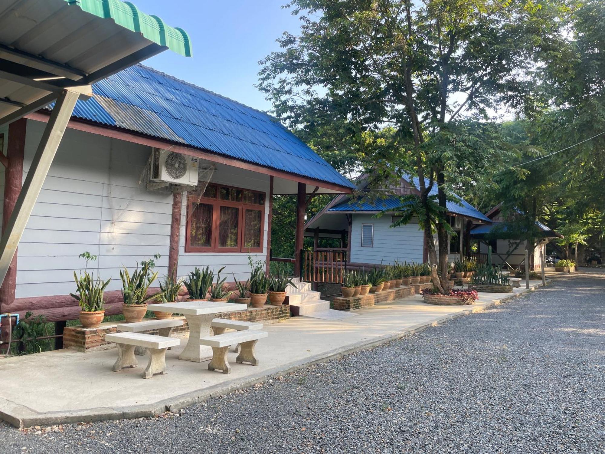 Rain Tree Cafe & Homestay 乌泰他尼府 外观 照片
