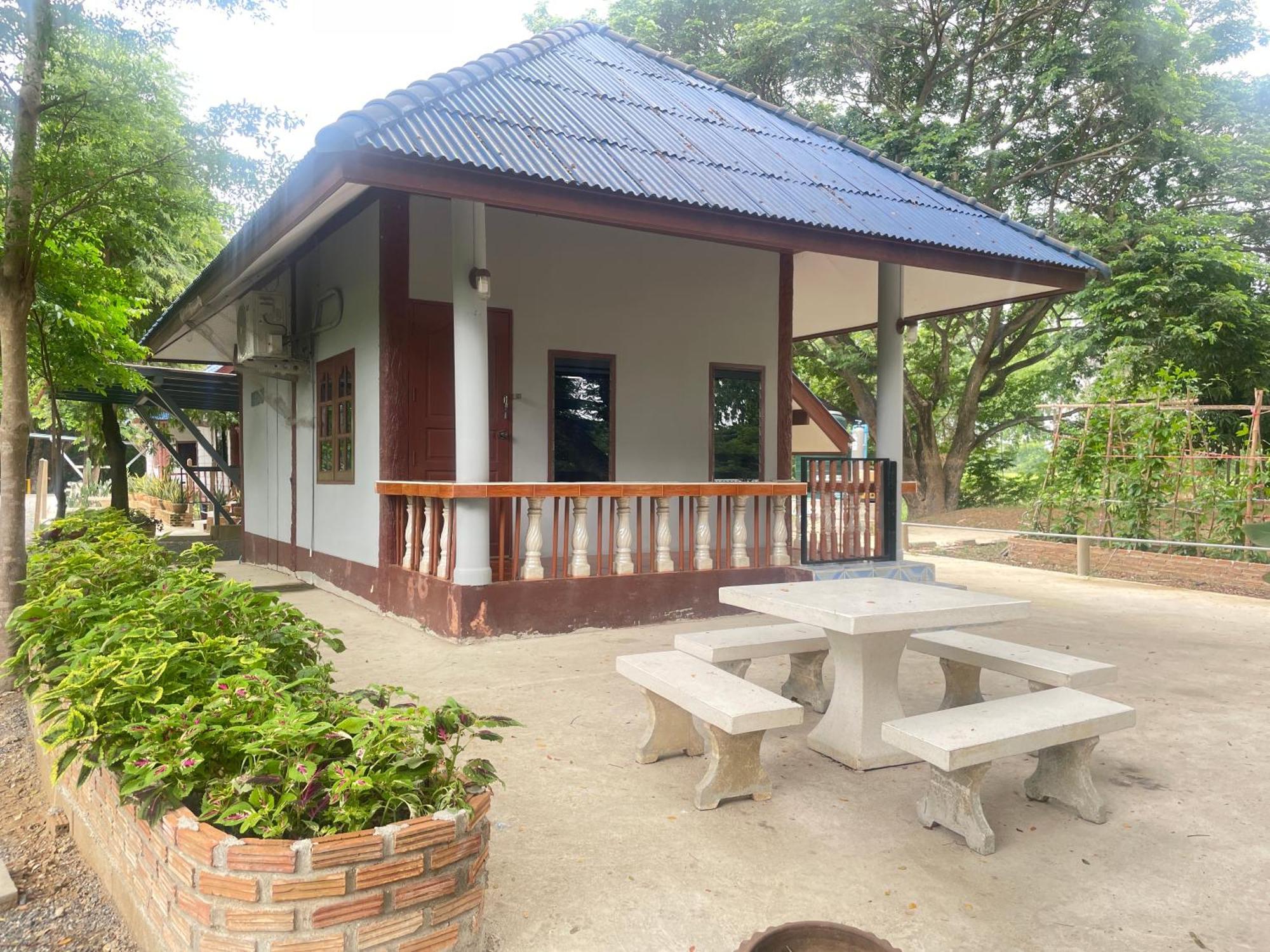 Rain Tree Cafe & Homestay 乌泰他尼府 外观 照片