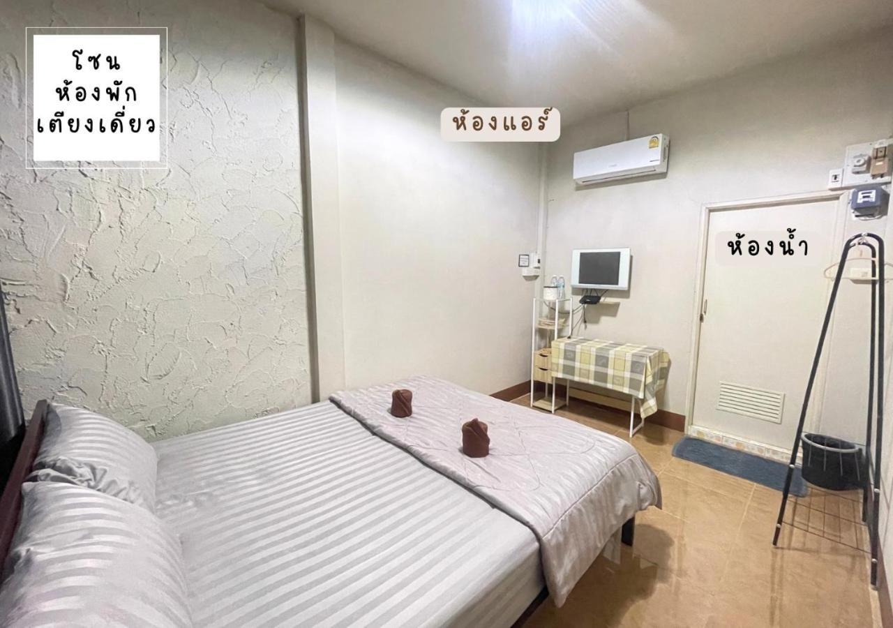 Rain Tree Cafe & Homestay 乌泰他尼府 外观 照片